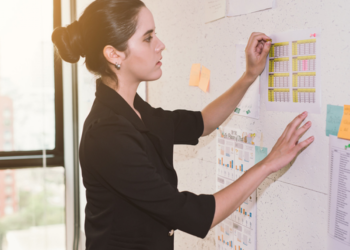 Da, možete implementirati lean u uredu