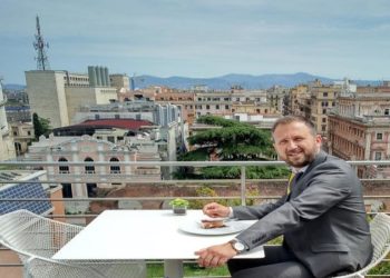 Bojan Sadiković je direktor prodaje u kompaniji Info Studio: “Ukoliko sami sebi na kraju dana možete pozitivno odgovoriti na to da ste vrijedniji nego ujutro kad ste ustali, bar za jednu riječ stranog jezika, uspjeli ste. Niste potrošili dan života, nego ste investirali u njegov kvalitet”