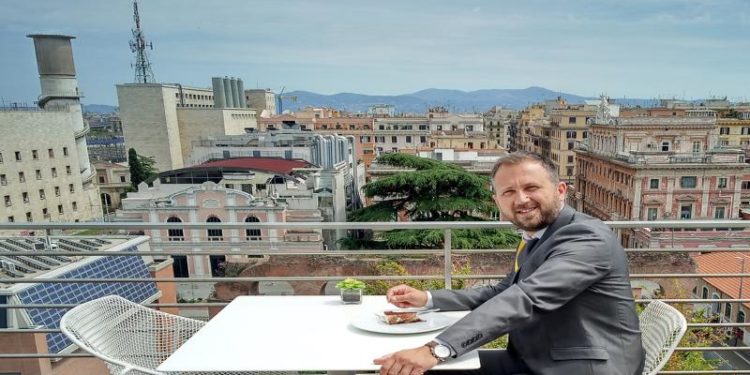 Bojan Sadiković je direktor prodaje u kompaniji Info Studio: “Ukoliko sami sebi na kraju dana možete pozitivno odgovoriti na to da ste vrijedniji nego ujutro kad ste ustali, bar za jednu riječ stranog jezika, uspjeli ste. Niste potrošili dan života, nego ste investirali u njegov kvalitet”
