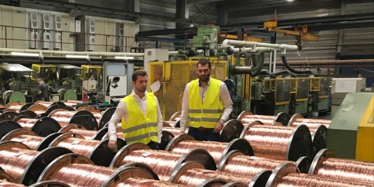 Razgovarali smo sa Eldinom Suljkićem koji je direktor tek pokrenute proizvodne kompanije Asta Bosnia i koji nam je kroz vlastiti primjer govorio o stranim investitorima i prilikama koje se pružaju mladim ljudima u našoj zemlji