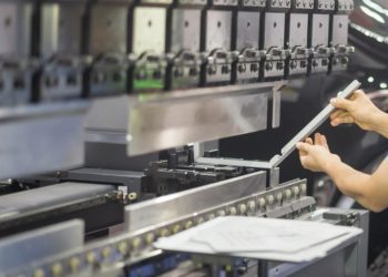 Kako savijanje metala na savijačima kontrastira savijanju pomoću prese