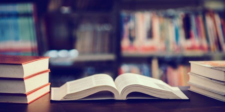 Japanci ovu praksu zovu tsundoku, i ona može pružiti dugotrajne benefite