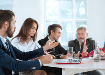 Dnevni stand-up sastanci: Stub operativne izvrsnosti u proizvodnji