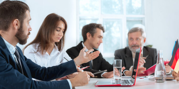 Dnevni stand-up sastanci: Stub operativne izvrsnosti u proizvodnji